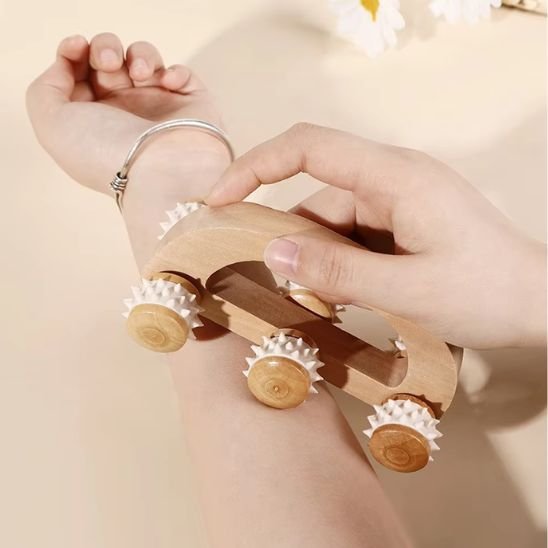 Rouleau de Massage en Bois à 3 Roues | Récupération Pro - Beautybienetre.