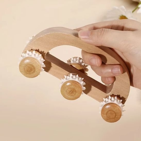 Rouleau de Massage en Bois à 3 Roues | Récupération Pro - Beautybienetre.