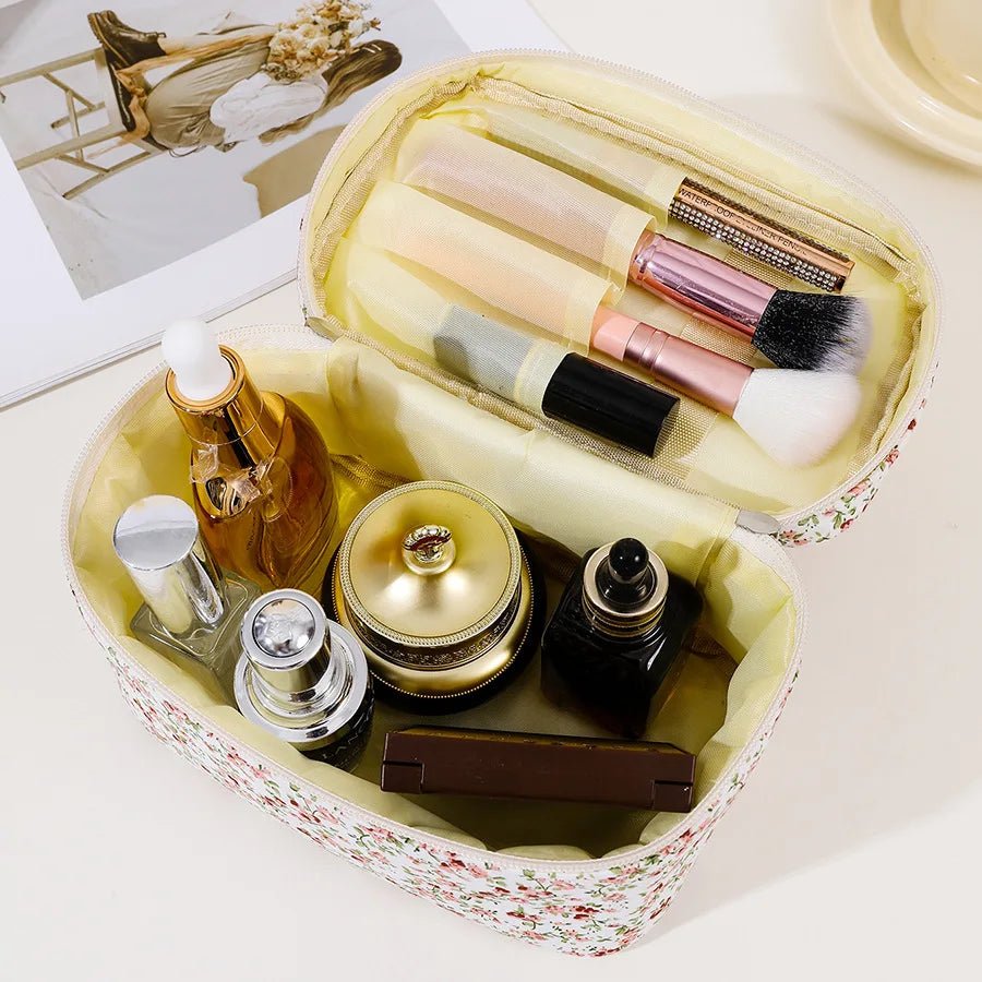 Trousse Maquillage Matelassée Florale Spacieuse 21x11x12cm | Kit Voyage Complet avec Flacons 63g - Beautybienetre.
