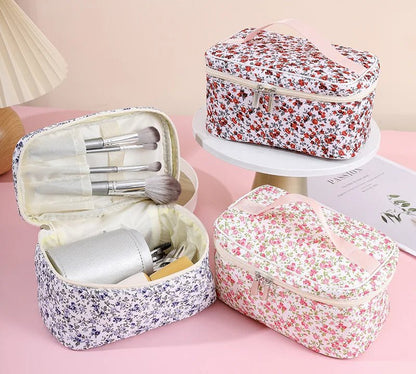 Trousse Maquillage Matelassée Florale Spacieuse 21x11x12cm | Kit Voyage Complet avec Flacons 63g - Beautybienetre.